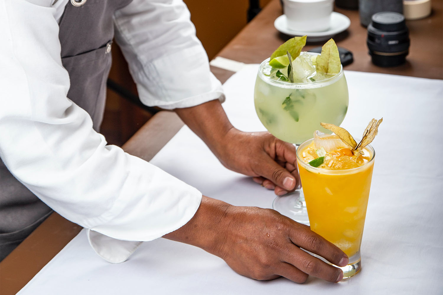 horecamedewerker van kuisch horeca serveert drankjes